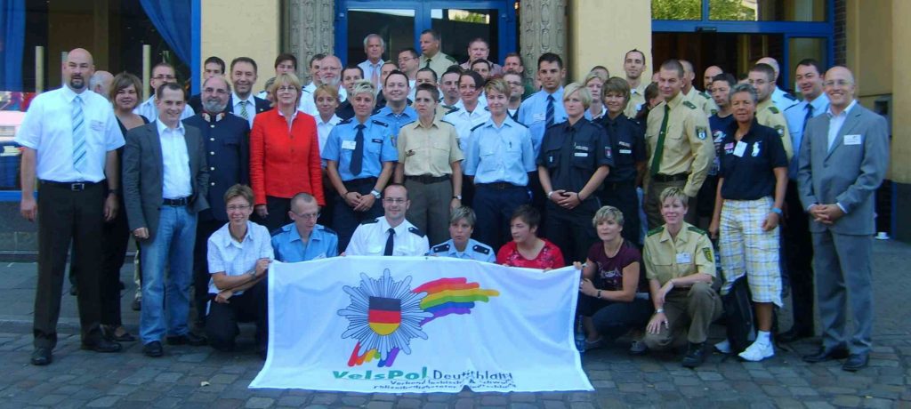 Gruppenfoto der VelsPol-Teilnehmenden am Bundesseminar 2009 Hamburg beim CSD.